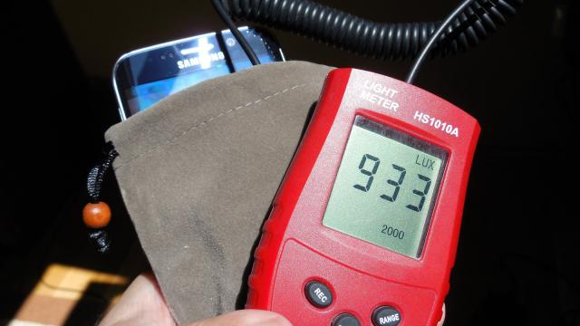 <b>Avem un nou campion al luminozităţii ridicate la Mobilissimo: Samsung Galaxy S6 Edge, cu 933 LUX</b>Atunci când testam un telefon mobil, vine şi momentul testelor de luminozitate, efectuate cu ajutorul unui luxmetru. Până acum dominau iPhone 6 Plus şi Galaxy Note 4, gravitând în jurul a 600 sau chiar 700 de LUX, dar de azi...