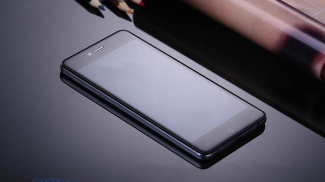 <b>Elephone pregăteşte două telefoane elegante cu șasiu din sticlă şi metal: Elephone S2 şi S2 Plus</b>Elephone este &icirc;ncă un brand din China care doreşte să se afirme, at&acirc;t prin preţuri accesibile ale terminalelor sale, c&acirc;t şi prin designuri de calitate. Azi descoperim că pregătesc două noi modele de handseturi, cu şasiuri...
