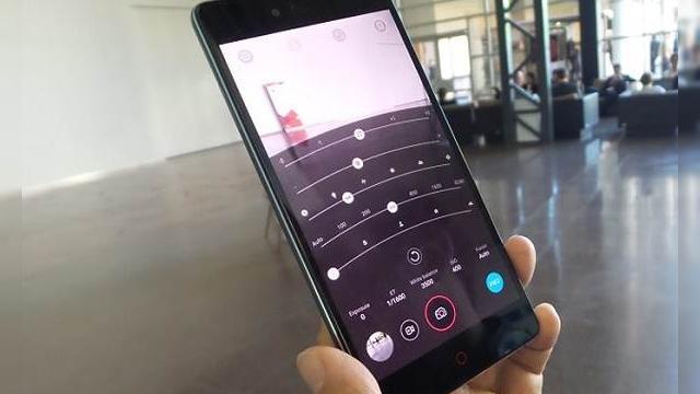 <b>ZTE Nubia Z9 poate fi precomandat acum şi internaţional, cu preţ de la 649 de dolari în sus</b>Anunţat săptăm&acirc;na trecută, ZTE Nubia Z9 este probabil cel mai interesant telefon din China lansat &icirc;n acest an. Se pare că ZTE a decis să ofere precomenzi internaţionale pentru acest smartphone, &icirc;ncep&acirc;nd chiar de azi. &nbsp;...