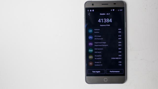 <b>Faimosul smartphone Elephone P7000 primeşte un test benchmark, obţine peste 41.000 de puncte în AnTuTu</b>Am scris despre Elephone P7000 în luna aprilie, drept o ofertă incredibilă pentru un smartphone cu 3 GB RAM şi scanner de amprente, care costa doar 650 de lei. Ei bine, după ce aproape 200.000 de persoane au rezervat acest terminal, azi aflăm...