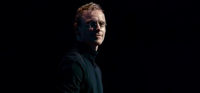 <b>Iată primul trailer al filmului Steve Jobs, cu Michael Fassbender transformat în iconicul CEO (Video)</b>​După o aşteptare &icirc;ndelungată şi un proces creativ &icirc;ntrerupt de actori şi regizori care au renunţat la proiect, iată că filmul Steve Jobs primeşte şi un trailer. Cedata de către Sony Pictures către Universal anul trecut,...
