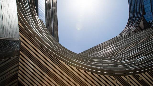 <b>Noul sediu Samsung din Silicon Valley adoptă o arhitectură SF, are o sală de fitness “în cer”</b>Deşi nu e chiar OZN-ul Apple, noul sediu Samsung din Silicon Valley arată totuşi puţin SF. &Icirc;mi aminteşte foarte mult de clădirile Federaţiei din filmul "Star Trek Into Darkness", ceea ce nu e puţin lucru. &nbsp; &Icirc;n ultimii ani Samsung...