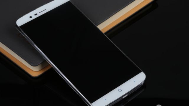 <b>Elephone P8000 este un telefon cu 3 GB RAM şi baterie foarte generoasă, dar şi cu preţ incredibil!</b>Ne-am obişnuit ca branduri din China precum Elephone să ne surprindă prin preţurile aplicate pentru terminale care &icirc;n 2014 ar fi fost flagshipuri. Nici &icirc;n 2015 aceste modele nu sună rău, iar un terminal de acest gen este Elephone P8000....