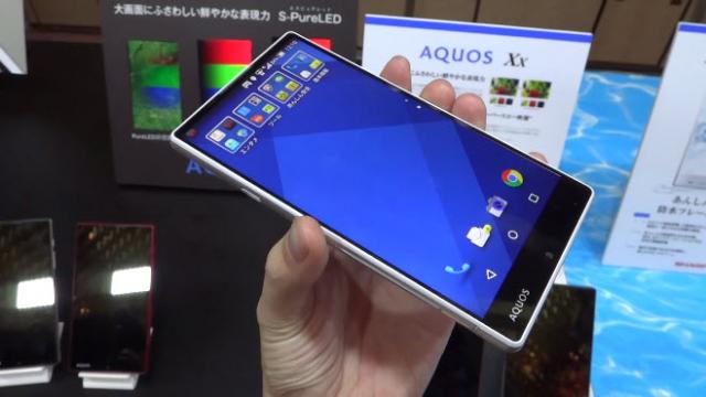 <b>Sharp Aquos Xx primește un hands-on detaliat; iată cum arată phablet-ul cu ecran edge-to-edge (Video)</b>Pe data de 19 mai cei de la Sharp au anunțat noi device-uri din gama Aquos printre care se numără și modelul Aquos Xx. Acest phablet cu display Full HD de 5.7 inch adoptă tehnologia S-PureLED și sosește la pachet cu margini foarte subțiri &icirc;n...