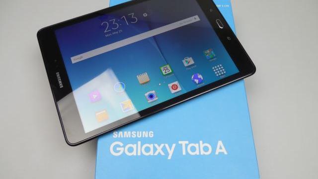 <b>Samsung Galaxy Tab A 9.7 Unboxing: tableta midrange LTE de la Samsung decolează cu un UI arătos (Video)</b>Tocmai a sosit la noi &icirc;n teste o nouă tableta Samsung, un model anunţat &icirc;n aceeaşi zi cu debutul lui Galaxy S6 &icirc;n Rom&acirc;nia. E vorba despre Samsung Galaxy Tab A 9.7, anunţat oficial &icirc;n martie şi ajuns la noi &icirc;n...