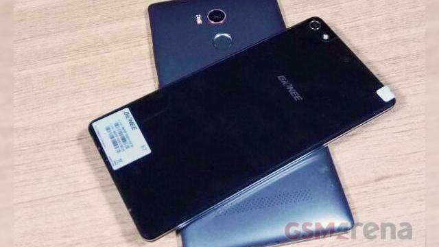 <b>Gionee Elife E8 fotografiat lângă Gionee Elife S7 şi gata de lansare</b>Gionee Elife E8 are toate şansele să fie terminalul flagship al celor de la Gionee pe acest an, deşi compania ar mai putea avea câteva modele interesante pregătite pentru lansare până la final de 2015. Înainte de debutul sau la...