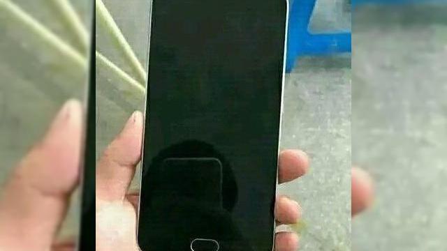 <b>Meizu M1 Note 2 apare într-o nouă imagine, se lansează pe 2 iunie; El ar putea fi acel telefon care venea cu tehnologie Nokia</b>Am scris de c&acirc;teva ori despre colaborarea dintre Nokia şi Meizu, care ar putea avea ca rezultat un telefon cu numele de "Supreme". După c&acirc;teva imagini ajunse pe web cu acel model, nu am mai avut veşti despre el, p&acirc;nă azi c&acirc;nd...