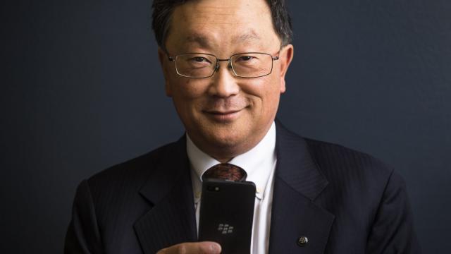 <b>CEO-ul BlackBerry, John Chen explica de ce compania pe care o conduce încă mai produce telefoane</b>Recunosc că mă număr printre cei care c&acirc;ntau prohodul BlackBerry cu un an sau doi &icirc;n urmă, dar iată că firma canadiană a supravieţuit cumva. Cu injecţii de capital, cu reduceri de personal, dar a supravieţuit... Ei bine, azi aflăm...