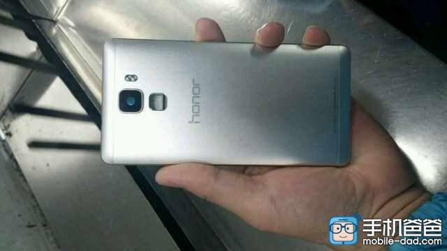 <b>Huawei Honor 7 va avea 3 modele derivate, camera cu stabilizare optică, 4 GB RAM şi procesor Kirin 950; Iată şi primele imagini!</b>Huawei Honor 6 şi 6 Plus au primit recent recenzii la Mobilissimo.ro, ambele modele fiind apreciate de noi. Ei bine, acum a venit şi r&acirc;ndul lui Huawei Honor 7 să &icirc;nceapă să prindă contur, sub forma unei serii de 3 terminale. &nbsp; Ele...