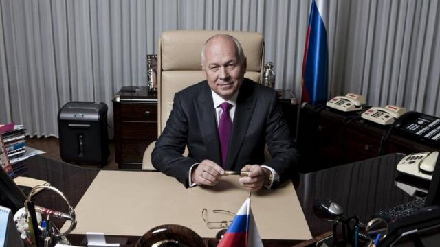 <b>Mama Rusie are urechile deschise către YotaPhone; Telefonul vine cu portiţă lăsată deschisă pentru ascultarea de către fostul KGB</b>Dacă acuzele de spionaj zboară des &icirc;n direcţia Apple, Google sau Facebook din China sau Rusia, de această dată un produs made &icirc;n Rusia are oarecare probleme de imagine. E vorba despre YotaPhone, faimosul telefon cu două fete şi cu ecran...