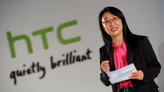 <b>CEO-ul HTC, Cher Wang îşi cere scuze pentru scăderea însemnată a valorii acţiunilor companiei, promite un produs de top pentru octombrie</b>Vă informăm ieri&nbsp;cu privire la problemele celor de la HTC, care &icirc;n cadrul unei conferinţe de presă cu uşile &icirc;nchise au discutat despre scăderea &icirc;nsemnată a valorii acţiunilor companiei. Azi aflăm că CEO-ul şi directorul...