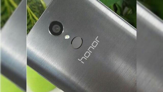 <b>Scannerul de amprente de pe Huawei Honor 7 reconfirmat de o imagine hands on cu terminalul; Ar putea fi de fapt Honor 7 Plus!</b>Ieri scriam&nbsp;că Huawei Honor 7 a avut c&acirc;teva dintre dotările sale confirmate de certificarea celor de la TENAA, iar acum vedem şi o imagine hands on cu acest terminal. El are cu adevărat un scanner de amprente &icirc;n spate, aşa cum arată...