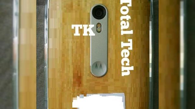 <b>Motorola Moto X de generaţie a treia se afişează într-o imagine hands on, ar urma să aibă două versiuni (Video)</b>Motorola lansează telefoane destul de rar, dar c&acirc;nd o face iau naştere modele Moto de calitate. Acum &icirc;l aşteptăm pe Motorola Moto X de generaţie a treia, care astăzi ni se dezvăluie &icirc;ntr-o imagine hands on. &nbsp; Terminalul,...