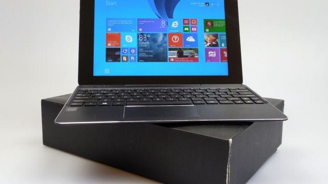 <b>ASUS Transformer Book T100 Chi Unboxing: un nou 2 în 1 mai elegant decât oricând, cu o cutie masivă, tastatură cu prindere magnetică (Video)</b>Iată-ne cu o nouă generaţie de Transformer Book de la ASUS &icirc;n teste, de această dată modelul ASUS Transformer Book T100 Chi. Acesta este scos din cutie mai jos şi este vorba aici despre un model 2 &icirc;n 1 elegant, care costă 2.299 lei la...