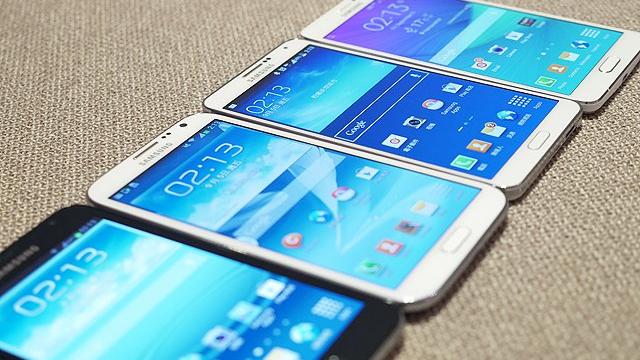<b>Samsung ar fi decis să lanseze Galaxy Note 5 mai devreme, în august pentru a evita iureşul lui iPhone 6s</b>Surse din Coreea de Sud afirma că Samsung ar fi decis să mute debutul lui Galaxy Note 5 mai devreme, pentru a contracara sosirea lui iPhone 6s. Aşteptat la IFA 2015 &icirc;n septembrie, terminalul Note de nouă generaţie ar urma acum să debuteze...