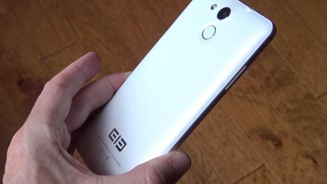 <b>Popularul şi accesibilul Elephone P7000 primeşte o recenzie de la XDA Developers (Video)</b>În această primăvară am descoperit un brand foarte prolific numit Elephone, care a lansat în 2014 şi 2015 un număr impresionant de terminale cu dotări atractive şi preţuri incredibil de scăzute. Probabil cel mai interesant model de...