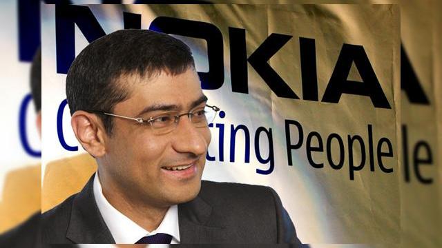 <b>CEO-ul Nokia lasă să scape o aluzie la revenirea pe piaţa telefoanelor; Nu vă aşteptaţi la modele smart curând totuşi!</b>Nokia ar avea intenţia de a &icirc;ncepe din nou să creeze designuri de telefoane mobile şi să le licenţieze către parteneri din 2016. Atunci expira obligaţiile faţă de Microsoft, iar aceste detalii provin de la CEO-ul firmei finlandeze, citat de...