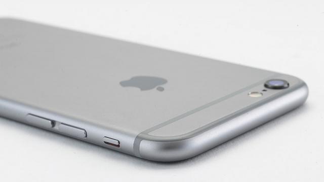 <b>Apple a descoperit un material care elimină acele dungi inestestice asociate antenelor de iPhone</b>Atunci c&acirc;nd au apărut recenziile lui iPhone 6, inclusiv cea Mobilissimo.ro a fost criticată camera scoasă &icirc;n relief &icirc;n spate şi acele dungi inestetice de pe spatele terminalului. Ei bine, partea a doua a criticii ar putea fi...
