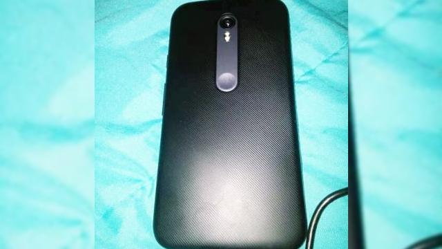 <b>Moto G 2015 se dezvăluie în fotografii și specificații; primim și un video hands-on cu noul model de buget</b>Pe l&acirc;ngă noua generație Moto X, cei de la Motorola ne pregătesc pentru această vară și debutul lui Moto G 2015, un smartphone de buget ce va sosi la pachet cu Android 5.1.1 Lollipop. Astăzi avem ocazia să admirăm noul device at&acirc;t...