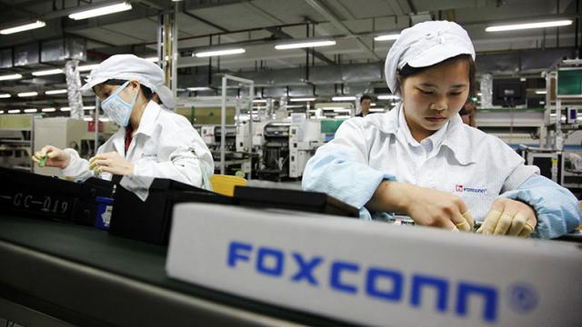 <b>Foxconn va deveni cel mai mare producător de tablete, smartphone-uri şi desktopuri în acest an</b>Foxconn a fost menţionat &icirc;n presă &icirc;n ultimii ani mai degrabă pentru condiţiile precare de muncă şi sinuciderile angajaţilor, dec&acirc;t pentru performanţe. Din c&acirc;nd &icirc;n c&acirc;nd mai aflăm şi cum evoluează roboţii săi...