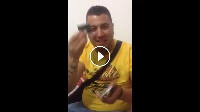 <b>Cugetare: Prea muți oameni ”deștepți” are telefoane</b>Înainte să mă apostrofați, aflați că titlul e scris greșit, voit. Așa, astea fiind spuse, vă invit să urmăriți clipul de mai jos, care probabil va deveni viral (dacă nu este deja..).    Pe scurt, nu vă luați după toți...