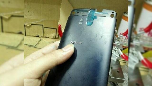 <b>ZTE Axon îşi face apariţia în primele imagini hands on, confirmă cameră foto duală</b>Cu c&acirc;teva zile &icirc;n urma aflăm că ZTE pregăteşte telefonul Axon&nbsp;pentru lansare pe piaţa din SUA şi vedeam şi randari ale acestui device. Azi putem vedea şi imagini hands on cu terminalul, sau mai bine zis cu carcasa sa. &nbsp; Avem...