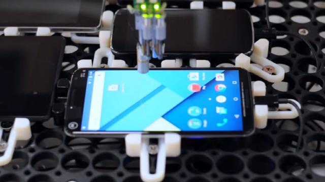 <b>Google are un robot special care verifică telefoanele Android de lag (Video)</b>Google nu are un roboţel doar &icirc;n logo-ul lui Android, ci are şi roboţi reali puşi la treabă pentru a verifica terminalele cu acest OS la bord. Astfel, un robot precum cel de mai jos este folosit pentru a depista delay-ul şi lag-ul de pe un...
