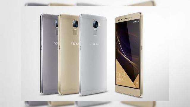 <b>Huawei Honor 7 este lansat oficial; iată cum se prezintă noul smartphone al chinezilor</b>După numeroase fotografii și liste de specificații ajunse anterior pe web, Huawei Honor 7 ni se dezvăluie astăzi &icirc;n totalitate odată cu lansarea sa oficială. Noul telefon vine la pachet cu dotări de top ca și un procesor octa-core de...