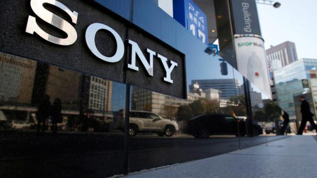 <b>Sony se pregăteşte să strângă 4 miliarde de dolari din acțiuni şi să consolideze producţia de senzori foto</b>Sony e gata de o nouă etapa &icirc;n evoluţia sa, pregătindu-se să obţină 4 miliarde de dolari prin emiterea de noi acţiuni şi obligaţiuni. Compania japoneză va miza mult &icirc;n perioada următoare pe segmentul sau optic, cresc&acirc;nd şi...