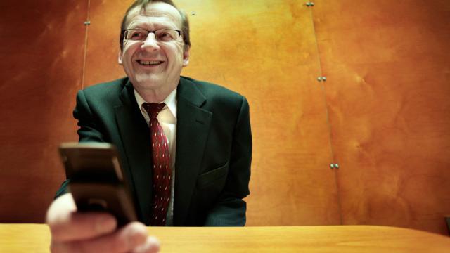 <b>Matti Makkonen, inventatorul SMS-ului a murit la vârsta de 63 de ani; El a negat invenţia de multe ori</b>Finlandezul Matti Makkonen, cel cunoscut drept inventatorul SMS-ului a murit ieri, la v&acirc;rsta de 63 de ani. &Icirc;n mod interesant, nordicul a negat mereu faptul că el ar fi inventat această tehnologie, deşi i s-a atribuit des sintagma de...