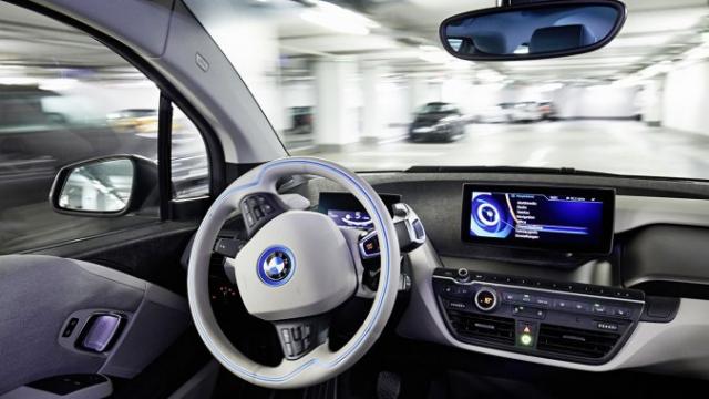 <b>BMW ar putea fabrica automobile pentru Google şi Apple</b>BMW şi-a arătat deschiderea către un parteneriat cu o companie IT, fiind gata să producă automobile pentru Google sau Apple, dacă e cazul. Compania germană a fost citată de Reuters, iar şeful său de producţie, Oliver Zipse a declarat că...
