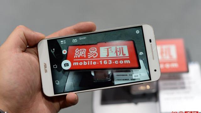 <b>ASUS lansează Pegasus 2 Plus, un nou smartphone cu ecran de 5.5 inch prezentat în cadrul unui show tech în China</b>ASUS a lansat în China, în cadrul unui eveniment oficial telefonul Pegasus 2 Plus, care vine ca succesor pentru ASUS Pegasus, ce a fost anunţat în decembrie anul trecut. Noul terminal are specificaţii mid spre high end şi un design ce...