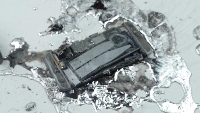 <b>iPhone 6 se “topeşte” lent şi dureros în contact cu galiul (Video)</b>Galiul este un element chimic, cu simbol "Ga", pe care &icirc;l găseam la Chimie &icirc;n tabelul lui Mendeleev &icirc;ntre aluminiu şi indiu, plasate deasupra şi sub el &icirc;n tabel. Nu e o coincidenţă amplasarea l&acirc;ngă aluminiu, pentru că...