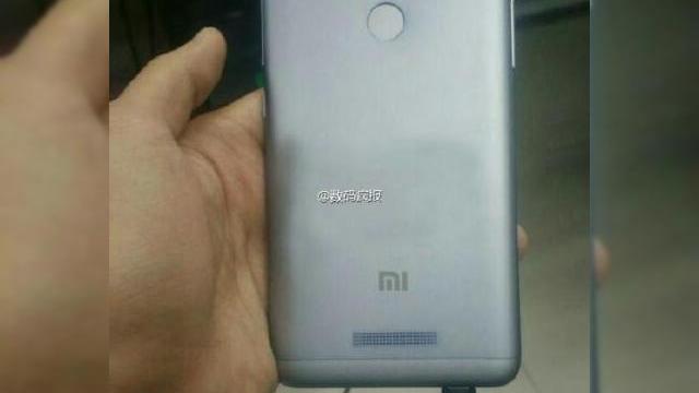 <b>Xiaomi Redmi Note 2 este fotografiat din nou; vine cu scanner de amprente și design ce amintește de Meizu MX4</b>În urmă cu aproximativ 2 luni vedeam o imagine ce părea a dezvălui un prototip pentru Xiaomi Redmi Note 2, iar astăzi o variantă finală a acestui produs este fotografiată în China. După cum bine știți, prima generație Redmi Note a...