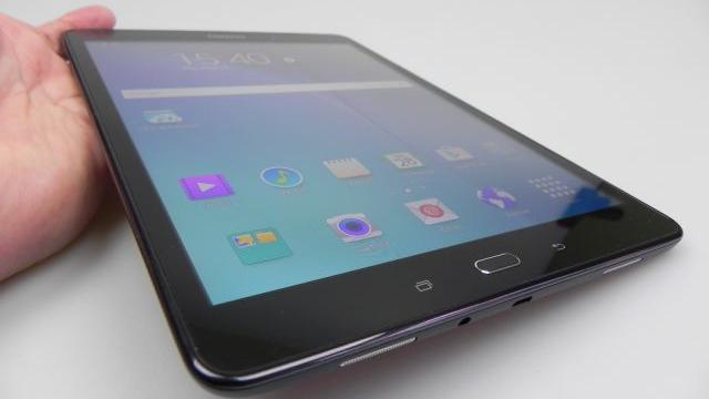<b>Samsung Galaxy Tab A 9.7 Review: tableta studentului urban, tentantă mai degrabă la un abonament (Video)</b>Samsung Galaxy Tab A 9.7 este versiunea de 9.7 inch a tabletei Galaxy Tab A, care a fost anunţată &icirc;n martie, exact &icirc;n ziua &icirc;n care se lansă &icirc;n Rom&acirc;nia Galaxy S6. Noi am testat versiunea SM-T555, iar aceasta e şi o...