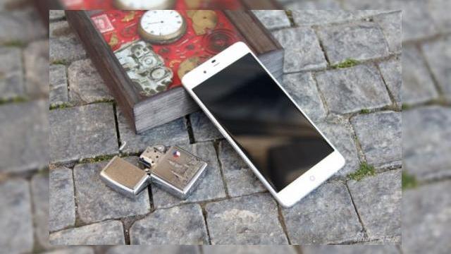 <b>ZTE Nubia My Prague, cel mai subțire device din protofoliul chinezilor, este lansat oficial (Video)</b>În urmă cu o zi, agenția de certificare TENAA ne prezenta un nou smartphone pregătit de către ZTE, și anume modelul Nubia MyPrague. La scurt timp de la afișarea sa în baza de date a site-ului, iată că produsul a fost și lansat oficial...