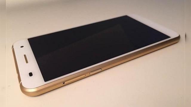 <b>Ramos Mos1 apare în noi imagini, cu ecran cu sticlă 2.5D si muchie cu 5 unghiuri</b>Compania Ramos e cunoscută &icirc;n China mai degrabă pentru tabletele sale dec&acirc;t pentru telefoane, dar iată că a intrat şi &icirc;n acest domeniu recent. Ieri vedeam&nbsp;primele imagini cu Mos1, primul său smartphone, iar azi a apărut...
