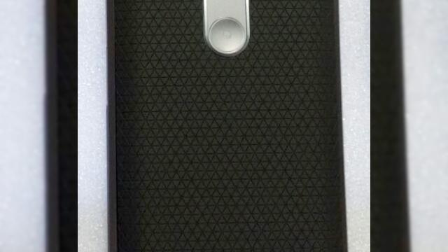 <b>Moto X (2015) își dezvăluie capacul spate prin intermediul unei fotografii sosite din China</b>O serie de fotografii ajunse astăzi pe web prin intermediul celor de la HelloMotoHK, ne dezvăluie ce pare a fi capacul spate a lui Moto X 2015, telefon ce iată adoptă o bandă similară pe spate ca și Moto G 2015. Totuși, există și unele voci care...