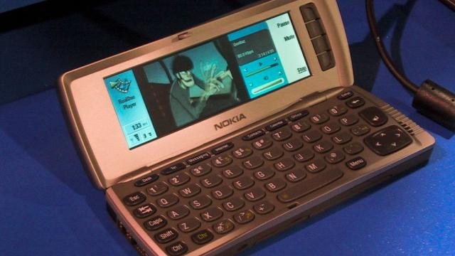 <b>Ştiaţi că: Nokia 9210 Communicator a fost primul smartphone cu ecran color, plus primire și trimitere de faxuri</b>După ce aţi aflat care e primul telefon care a popularizat ideea de smartphone, e momentul să vedem şi care a fost primul smartphone cu ecran color. Saltul la culori s-a făcut prin intermediul lui Nokia 9210 Communicator, lansat în anul 2000....