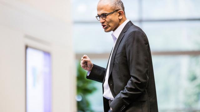 <b>Satya Nadella promite telefoane flagship atractive lansate odată cu inceputul erei Windows 10</b>Imediat după publicarea rezultatelor financiare Microsoft pe ultimul trimestru şeful companiei, Satya Nadella a luat poziţie şi a vorbit şi despre strategia companiei &icirc;n zona Mobile. Nadella a recunoscut că la Microsoft lipsesc flagshipurile...