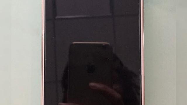 <b>Samsung Galaxy Note 5 şi Galaxy S6 Edge+ sunt protagonistele unor noi scăpări, în fotografii hands on... realizate cu un iPhone</b>Pe principiul "nici o zi fără scăpări legate de Samsung Galaxy Note 5", azi vedem noi fotografii hands on cu acest terminal şi cu Galaxy S6 Edge Plus, poate cele mai clare de p&acirc;nă acum. &Icirc;n mod interesant &icirc;ntr-una din imagini...