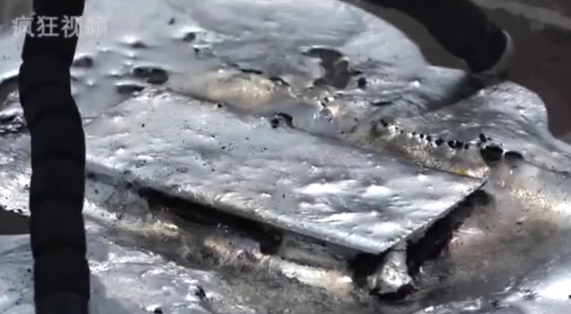 <b>Şi chinezii se topesc după... teste ciudate; Xiaomi Mi Note are turnat peste el aluminiu lichid, cu temperatura de 800 de grade (Video)</b>Credeam că doar americanii fac teste ciudate pe telefoane şi tablete. Am văzut terminale împuşcate, găurite, date prin mixer şi aruncate în aer, iar azi vedem că şi chinezii au prins gustul acestor cascadorii. Phabletul Xiaomi Mi Note...