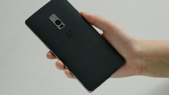 <b>OnePlus 2 se afişează în imagini de înaltă rezoluţie cu câteva ore înainte de lansarea sa; Butonul Home fizic reconfirmat</b>OnePlus 2 va debuta peste doar 9 ore, dar până atunci asistăm la scăpările de pe ultima sută de metri. Terminalul ar fi ajuns deja la un beta tester de pe XDA Developers, care a postat fotografii de înaltă rezoluţie cu noul venit. Le...