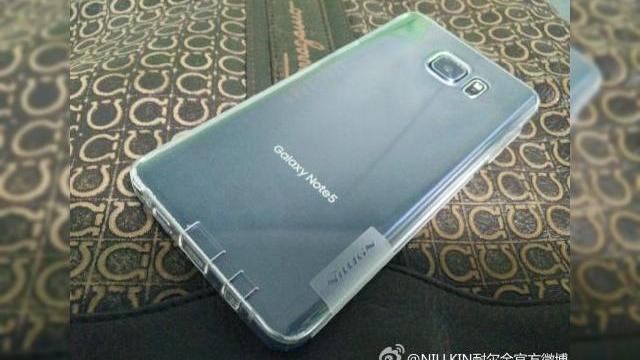<b>Noi fotografii cu Samsung Galaxy Note 5 ajung pe web; telefonul adoptă un spate cu sticlă curbată spre marginile laterale, vine fără USB Type-C</b>Anterior vedeam câteva fotografii cu Note 5, noul phablet a celor de la Samsung ce urmează a fi lansat oficial pe data de 13 august, iar astăzi iată că ni se prezintă noi astfel de materiale. Avem totodată ocazia să remarcăm design-ul...