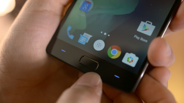 <b>OnePlus 2 primeşte un unboxing şi un mini review; Senzorul pentru amprente e apreciat (Video)</b>După cum sunt sigur că ştiţi deja, OnePlus 2 a fost anunţat oficial cu c&acirc;teva ore &icirc;n urmă şi inevitabil au &icirc;nceput să apară şi primele unboxinguri şi recenzii ale terminalului. Smartphone-ul primeşte mai jos un unboxing şi...