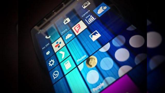 <b>Un oficial Microsoft afirmă că Windows 10 Mobile va sosi în noiembrie</b>Pentru cei care se &icirc;ntreabă dacă lansarea lui Windows 10 ne-a adus şi o versiune nouă de OS pentru mobil, ei bine nu, Windows 10 Mobile nu e aici &icirc;ncă. P&acirc;nă azi nici nu aveam o dată clară de lansare, deşi conform cuvintelor unui...