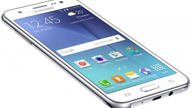 <b>Samsung Galaxy J5, telefon cu bliț frontal sosește în stocul celor de la QuickMobile.ro</b>Anunțat la mijlocul lunii trecute, iată că Samsung Galaxy J5 ajunge &icirc;ncep&acirc;nd de astăzi și pe piața rom&acirc;nească prin intermediul celor de la QuickMobile.ro, magazin online unde vedem cele mai noi device-uri listate &icirc;n...