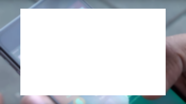 <b>Fanboys Apple păcăliţi cu o clonă iPhone cu Android; Ei adoră Android fără să ştie... (Video)</b>O farsă realizată în Olanda a arătat cât de puţine ştiu unii fanboys Apple despre Android. Câţiva editori şugubăţi de la canalul YouTube Dit is Normal au decis să facă o farsă, punând Android pe o clonă iPhone şi...