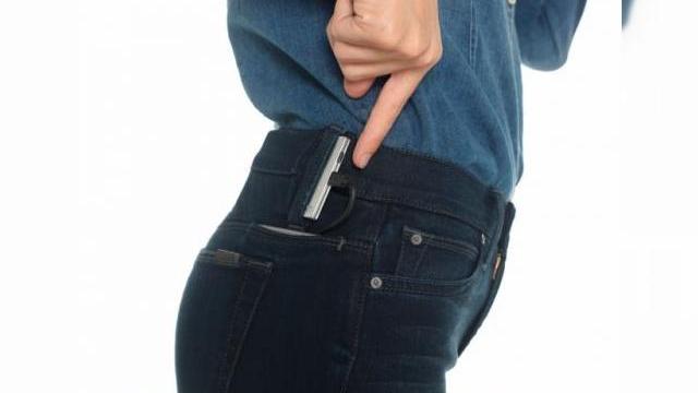<b>O pereche de jeans care încarcă telefonul... Iată ceva ce probabil nu doreşti să porţi vara asta!</b>Pentru că e foarte cald afară şi numai la skinny jeans nu ne stă gândul, hai să vedem un accesoriu vestimentar ce nu e făcut neapărat pentru vară, dar e interesant prin prisma funcţionalităţii sale. E vorba despre o pereche de jeans de la...