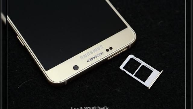 <b>Varianta dual-SIM a lui Samsung Galaxy Note 5 apare în imagini; slotul microSD lipsește din peisaj</b>Cu doar o zi &icirc;nainte de lansarea oficială a lui Samsung Galaxy Note 5 vedeam o fotografie ce ne dezvăluia faptul că varianta dual-SIM a acestui phablet va beneficia de suport microSD, feature ce este considerat un must-have pentru un astfel de...
